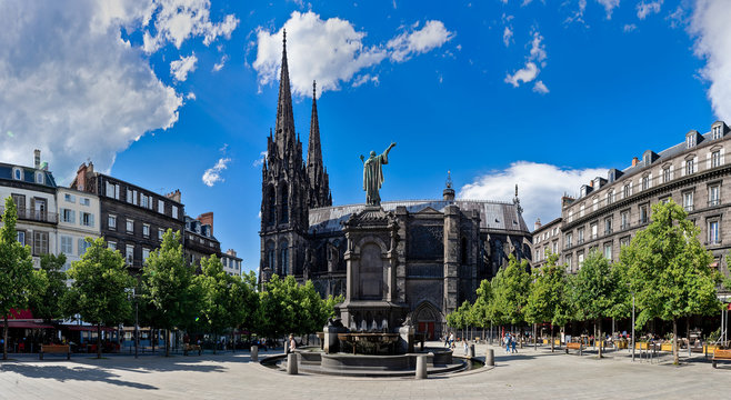 vue panoramique de la cath&eacute;drale de Clermont-Ferrand et de la place de La Victoire en Auvergne, France