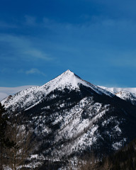 Fototapeta na wymiar Beautiful mountain peak covered in snow during the winter in Colorado