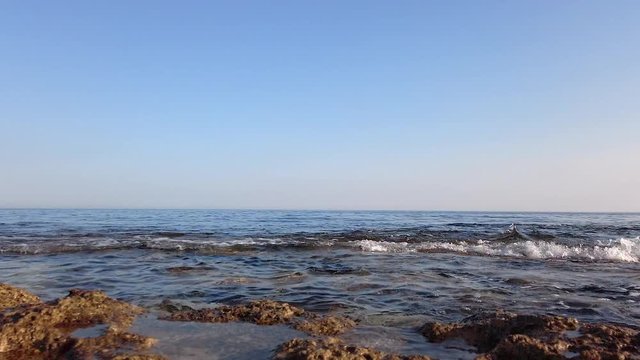 Wellengang am Strand bei Sonnenuntergang im S&uuml;den Italiens 