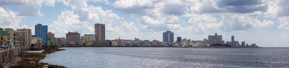 Obraz premium Panoramic view of the Old Havana City, Capital of Cuba, during a cloudy day.