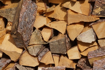 Gespaltetes Brennholz für den Kamin