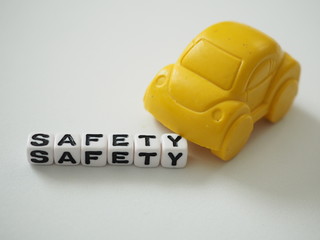 黄色の車にSAFETYの単語