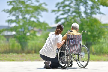 緑のテラスでくつろぐ母