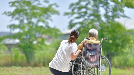 緑のテラスでくつろぐ母