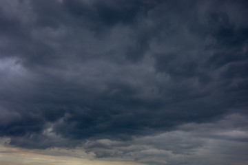 Obraz premium The black cloud comes drove the thunder and lightning