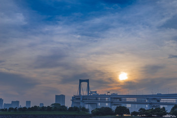 Obraz premium 東京レインボーブリッジに沈む夕陽