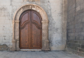 Alte Tür aus Holz einer alten Fassade