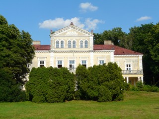 Fototapeta na wymiar ZŁOTY POTOK , POLSKA-Zabytkowy pałac