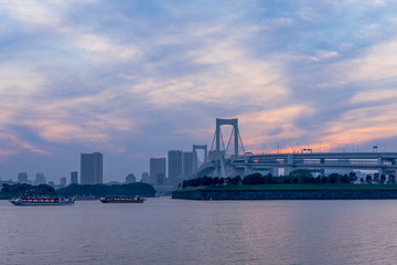 Obraz premium お台場 夕空と沖に浮かぶ屋形船