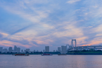 お台場　夕空と沖に浮かぶ屋形船