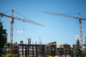 Fototapeta na wymiar construction of an apartment brick house with a crane
