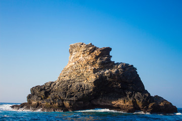 Fototapeta na wymiar Roca en medio del mar en Oaxaca México