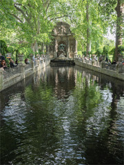 Fototapeta na wymiar la fontaine de Médicis dans le jardin du Luxembourg à Paris