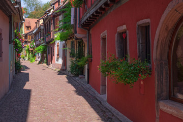 Fototapeta premium Mała wąska uliczka w Kaysersberg / Francja w Alzacji