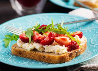Healthy sandwich with strawberry and cream cheese