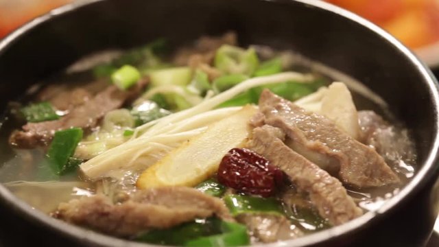 한국의전통 음식인 갈비탕의 클로즈업