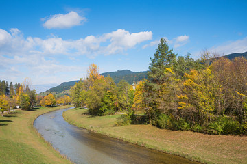 Die Ammer im Kurort Oberammergau, Herbstlandschaft