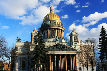 Fototapeta na wymiar St. Isaac's Cathedral in St. Petersburg