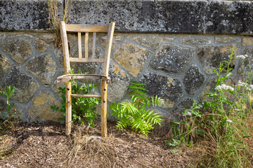 Chaise cassée contre en mur