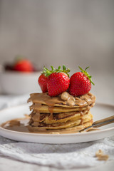 Pancakes beurre de cacahuète et fraises