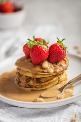 Pancakes beurre de cacahuète et fraises