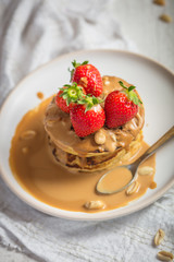 Pancakes beurre de cacahuète et fraises