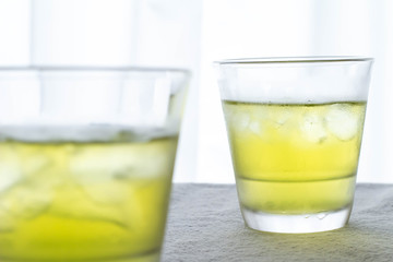 グラスに入った冷たい緑茶
