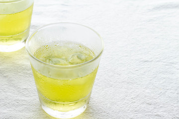 グラスに入った冷たい緑茶