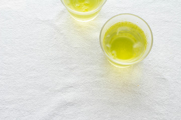 グラスに入った冷たい緑茶