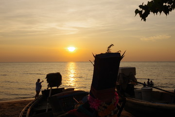 船とビーチと夕焼け