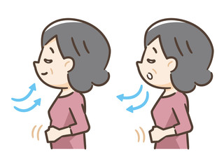 深呼吸をする高齢者