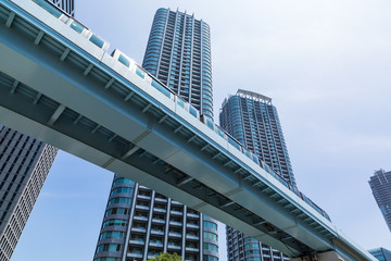 Fototapeta premium (東京都ｰ都市風景)青空の下の汐留ビル街３