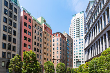 Fototapeta premium (東京都ｰ都市風景)青空の下の汐留イタリア街２