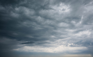 beau ciel gris et orageux