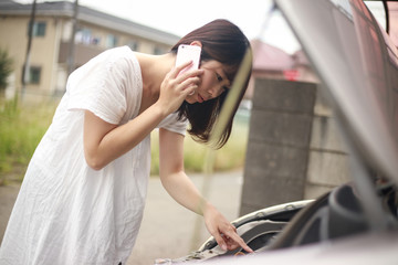 車が故障した女性