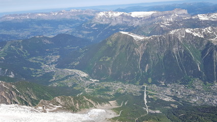 panorama des crêtes de haute montagne en été