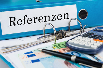 Naklejka premium Aktenordner auf Schreibtisch mit Beschriftung