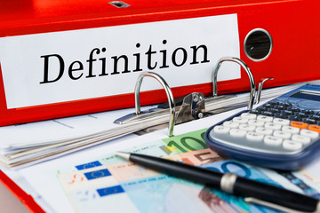 Aktenordner auf Schreibtisch mit Beschriftung