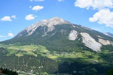 Berggipfel aus der Sicht von Mons, Graub&uuml;nden, Schweiz