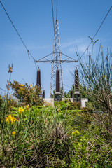 Energie Versorgung mit Strommasten über Land