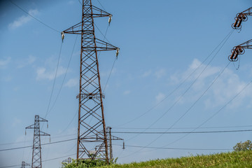 Energie Versorgung über Land durch Strommasten