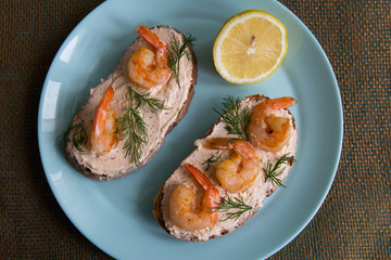 Sandwich with cottage cheese and shrimp, lemon