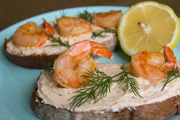 Sandwich with cottage cheese and shrimp, lemon