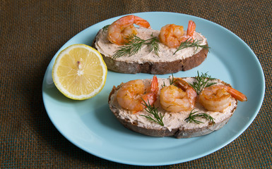 Sandwich with cottage cheese and shrimp, lemon