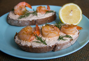 Fototapeta na wymiar Sandwich with cottage cheese and shrimp, lemon