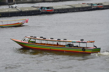 Obraz premium Express boat ride along the Chao Phraya River Between Nonthaburi and Bangkok Used to travel to work in the city with this boat