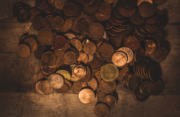 Varias monedas sobre un fondo de madera
