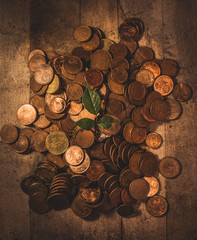 Varias monedas sobre un fondo de madera