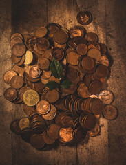 Varias monedas sobre un fondo de madera