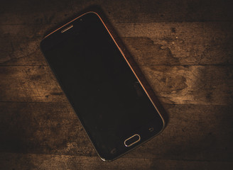 Teléfono móvil sobre un fondo de madera